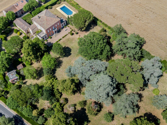 Vue aérienne d'une maison de maître du XIXe siècle avec parc, dépendances et piscine à Fenouillet.