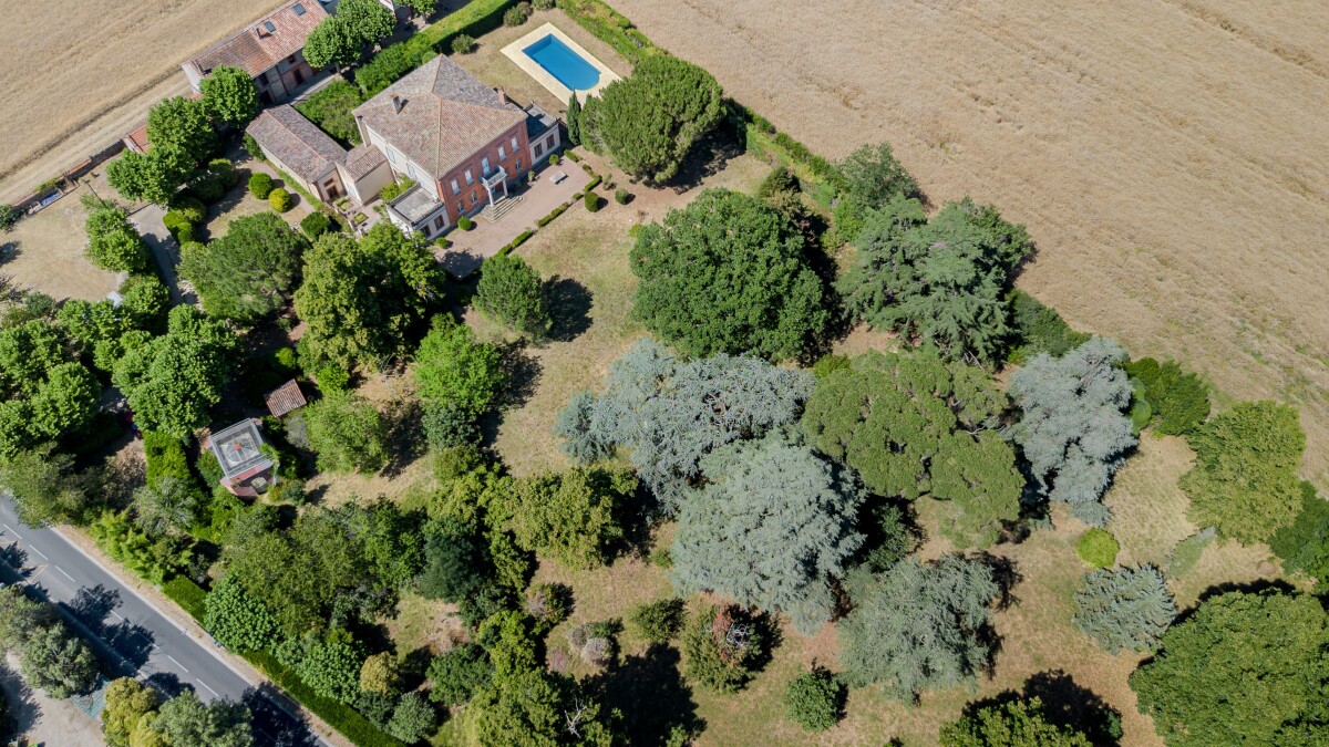 Maison de maître XIXe à Fenouillet Vue aérienne d'une maison de maître du XIXe siècle avec parc, dépendances et piscine à Fenouillet.