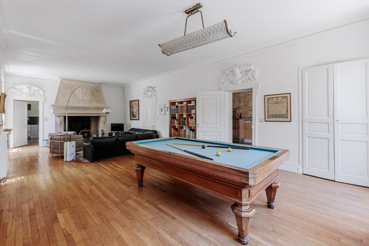 Intérieur d’une maison de maître du XIXe siècle Intérieur d'une maison du XIXe siècle avec une table de billard et un grand salon lumineux.
