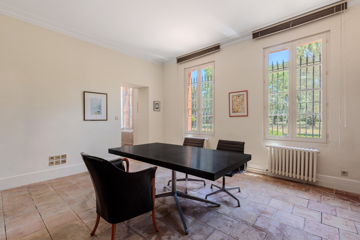 Intérieur élégant d’une maison de maître Intérieur d'une maison du XIXe siècle avec un bureau et des fenêtres donnant sur le parc.