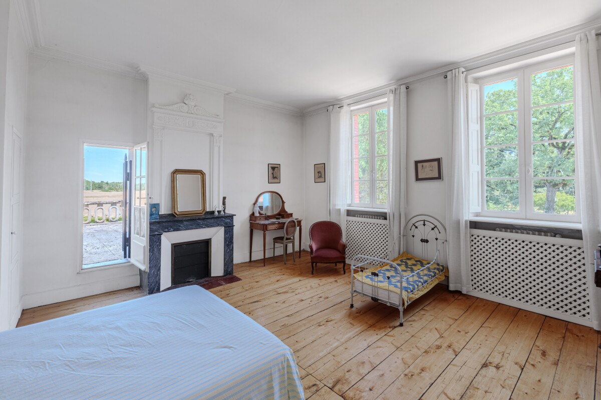 Chambre de maison ancienne Chambre d'une maison du XIXe siècle avec fenêtres, parquet et mobilier ancien.