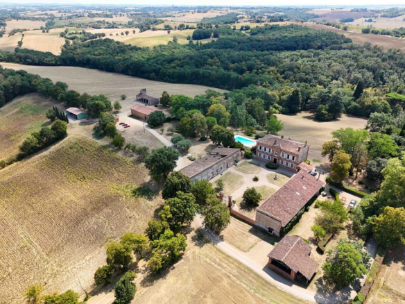 Vue aérienne d'une propriété avec maison de maître et dépendances entourées de nature à Prunet.