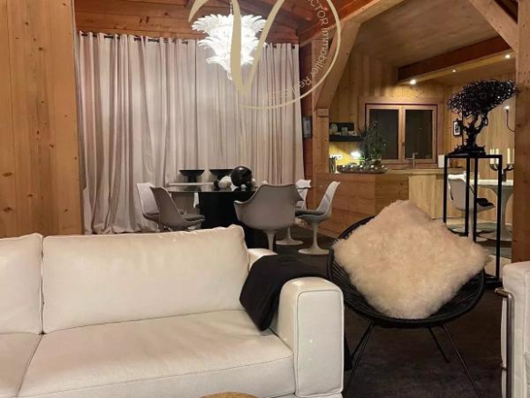 Intérieur d'un chalet en bois avec un salon moderne et une salle à manger, Megève.