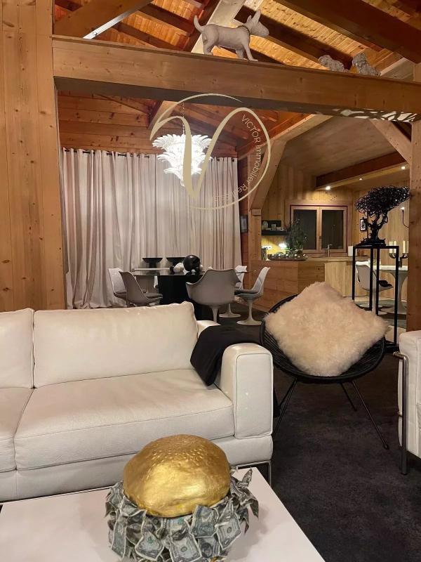 Intérieur d’un chalet à Megève Intérieur d'un chalet en bois avec un salon moderne et une salle à manger, Megève.
