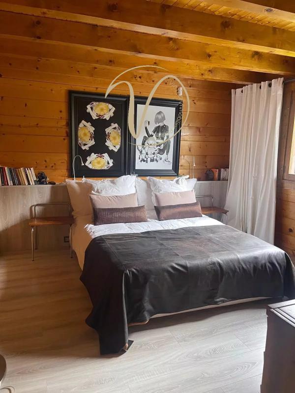Chambre de chalet à Megève Chambre d'un chalet en bois avec lit double et décoration moderne.