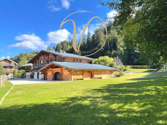Chalet en bois dans un environnement verdoyant à Megève, avec jardin et arbres.