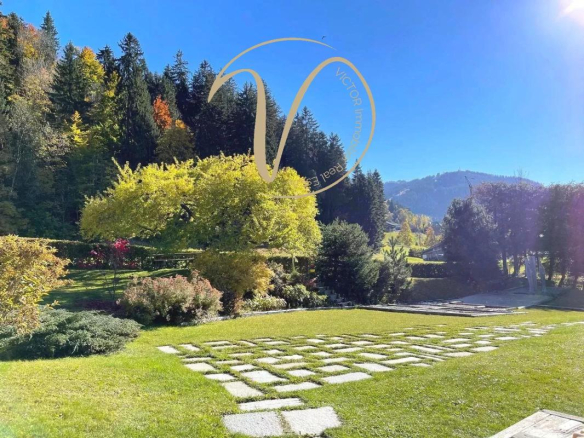 Jardin d'un chalet à Megève avec pelouse et aménagements paysagers.