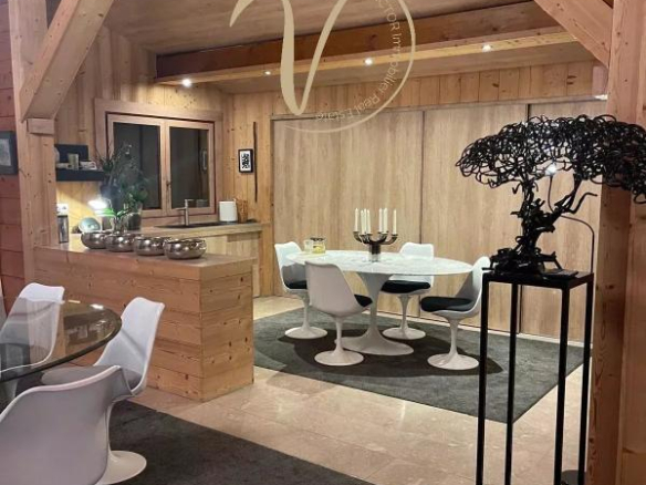 Intérieur d'un chalet à Megève avec salle à manger et coin salon.