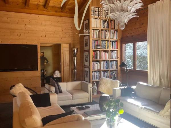 Intérieur d'un chalet à Megève avec un salon lumineux et des meubles modernes.