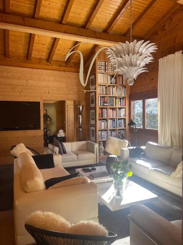 Salon d’un chalet à Megève Intérieur d'un chalet à Megève avec un salon lumineux et des meubles modernes.