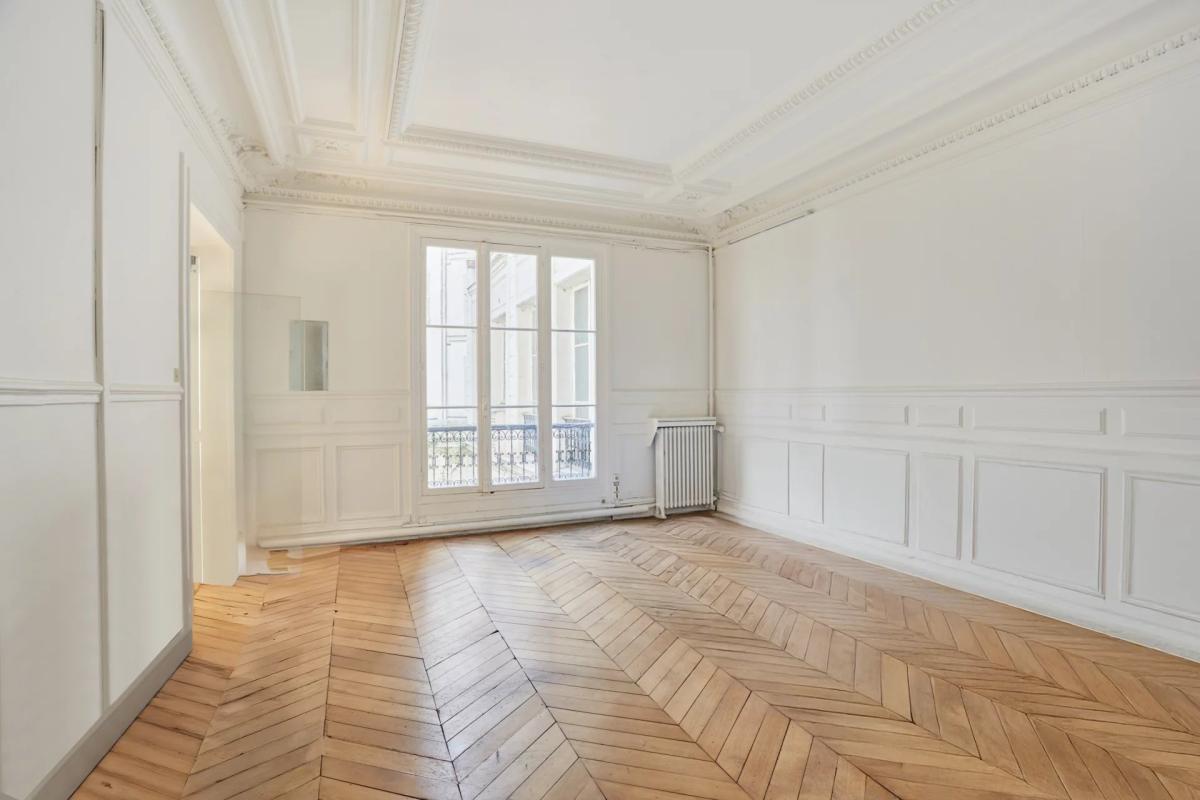 Appartement à rénover à Paris 8ème Intérieur d'un appartement à rénover avec parquet en point de Hongrie et moulures, Paris 8ème.