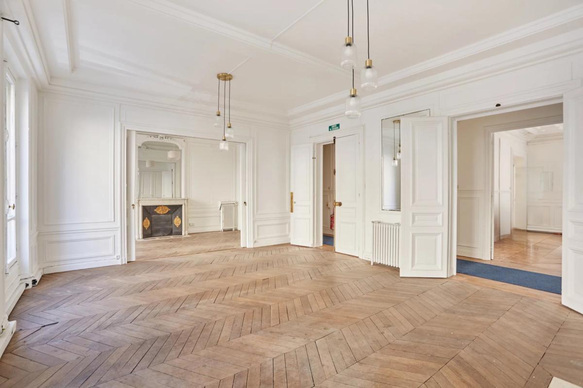 Appartement à rénover à Paris 8ème Intérieur d'un appartement de 200 m² à Paris, avec parquet en points de Hongrie et moulures.
