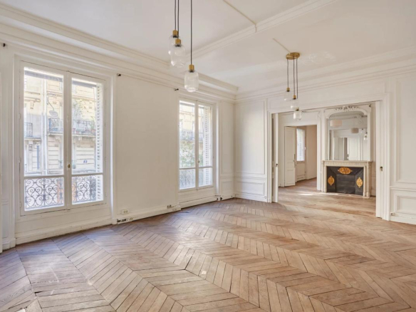 Intérieur d'un appartement à rénover avec parquet en points de Hongrie et moulures, Paris 8ème.