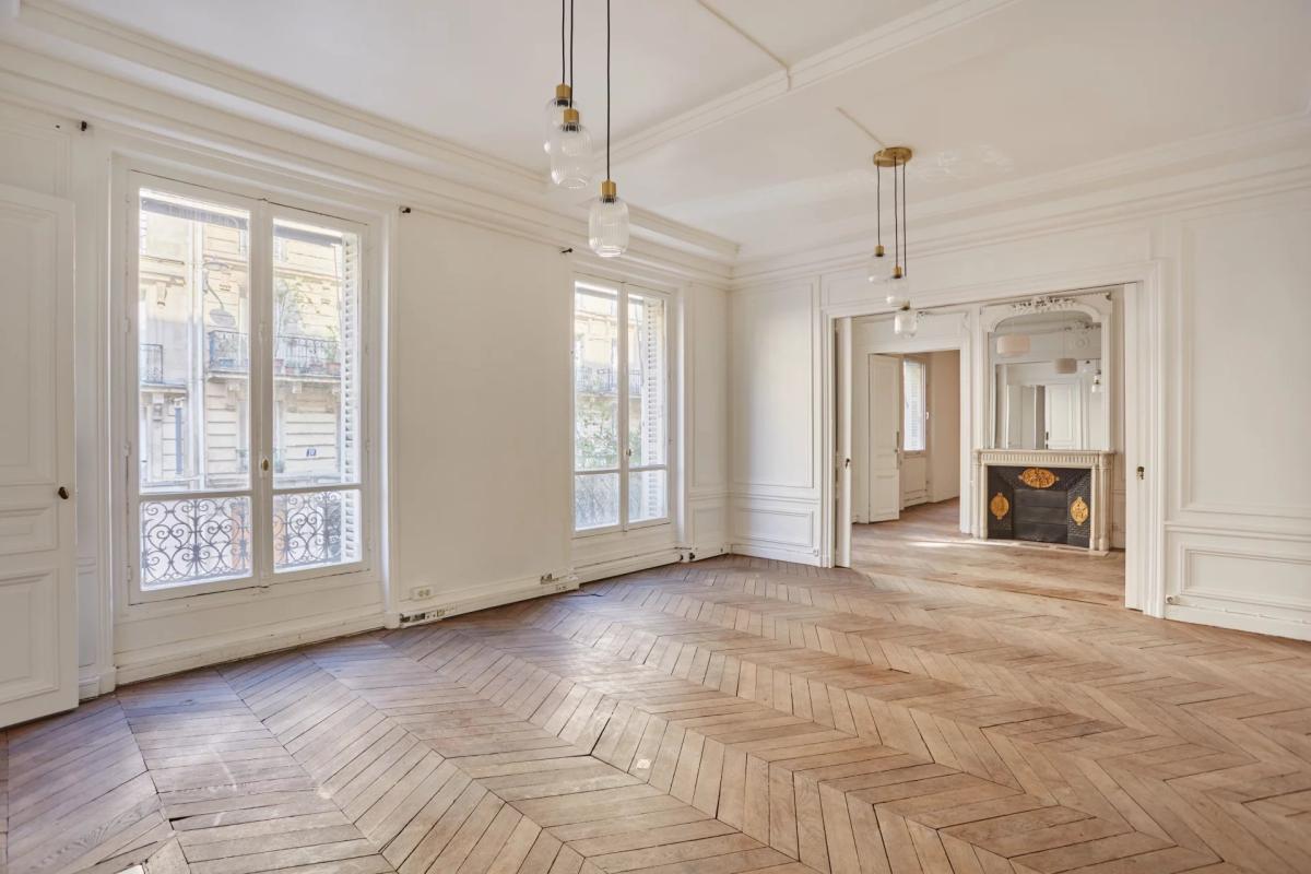 Appartement à rénover à Paris 8ème Intérieur d'un appartement à rénover avec parquet en points de Hongrie et moulures, Paris 8ème.