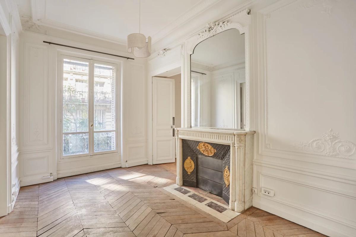 Intérieur d’un appartement à Paris 8ème Intérieur d'un appartement à rénover avec parquet en point de Hongrie et cheminée en marbre.