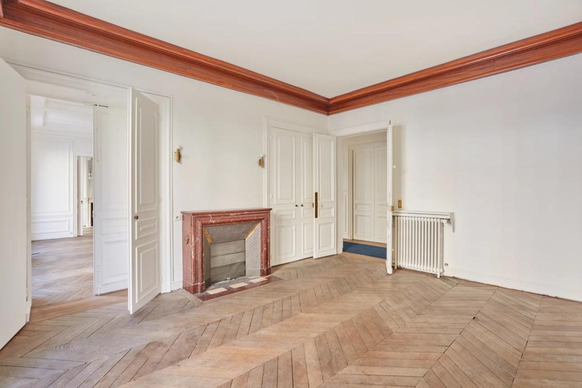 Appartement à rénover à Paris 8ème Intérieur d'un appartement à rénover avec parquet et cheminée, Paris 8ème.