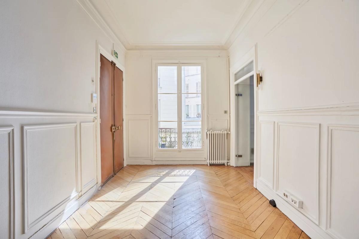 Appartement à rénover à Paris 8ème Intérieur d'un appartement à rénover avec parquet en point de Hongrie et moulures, Paris 8ème.