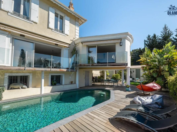 Luxury villa with pool and garden in Cannes, sea view