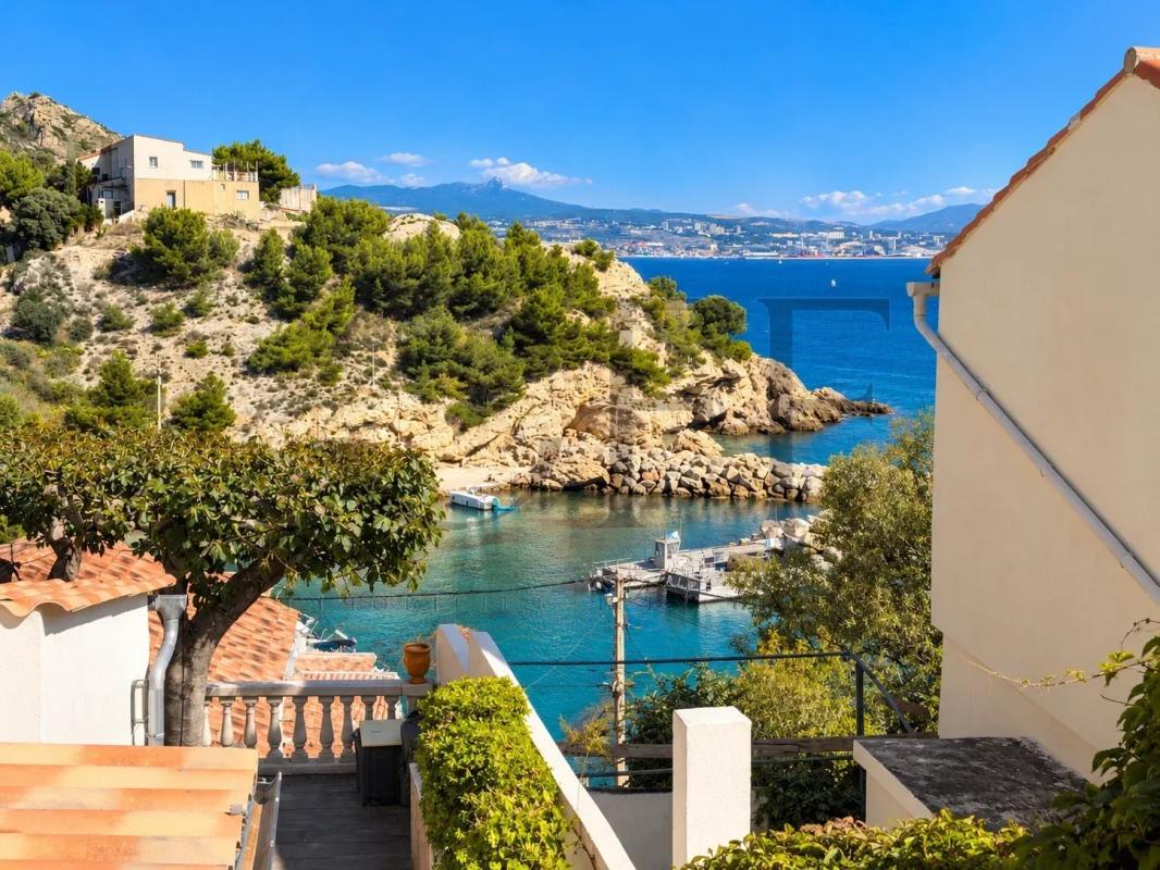 Maison de charme à Niolon Vue sur la calanque de Niolon avec des eaux cristallines et des bateaux au port.