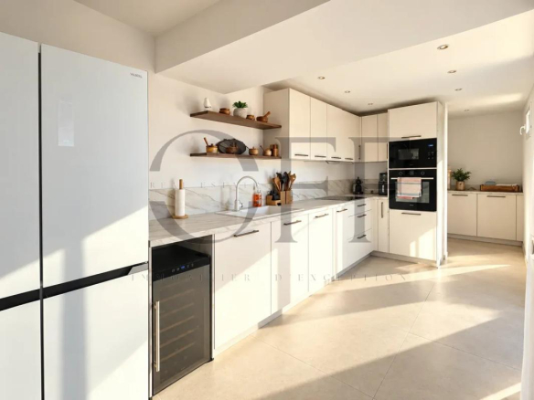 Cuisine moderne et lumineuse d'une maison au cœur de la calanque de Niolon, Le Rove.