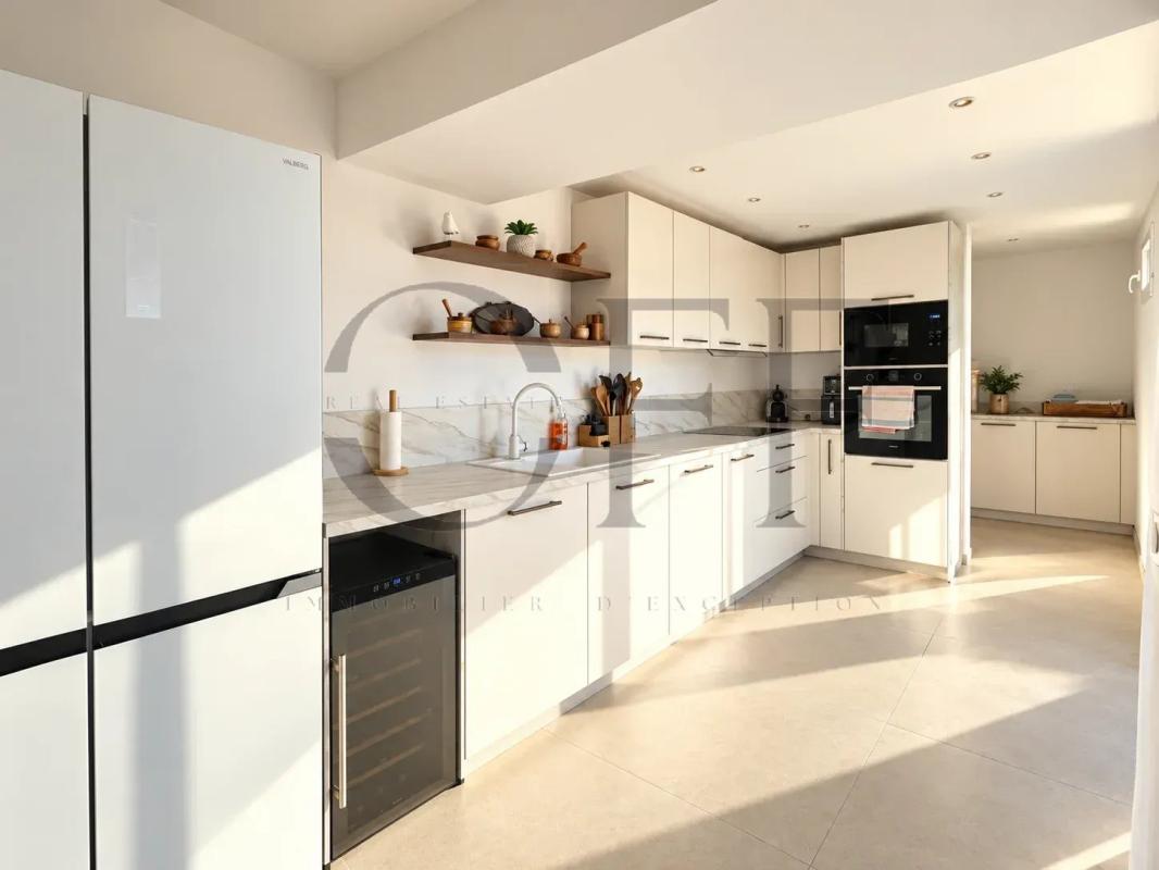 Cuisine de maison à Niolon Cuisine moderne et lumineuse d'une maison au cœur de la calanque de Niolon, Le Rove.