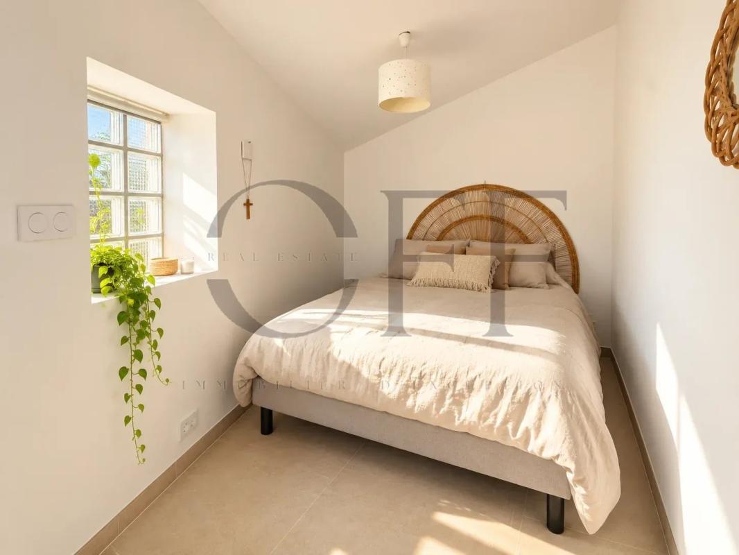 Chambre dans une maison à Niolon Chambre lumineuse avec lit double et décoration minimaliste dans une maison au cœur de la calanque de Niolon.