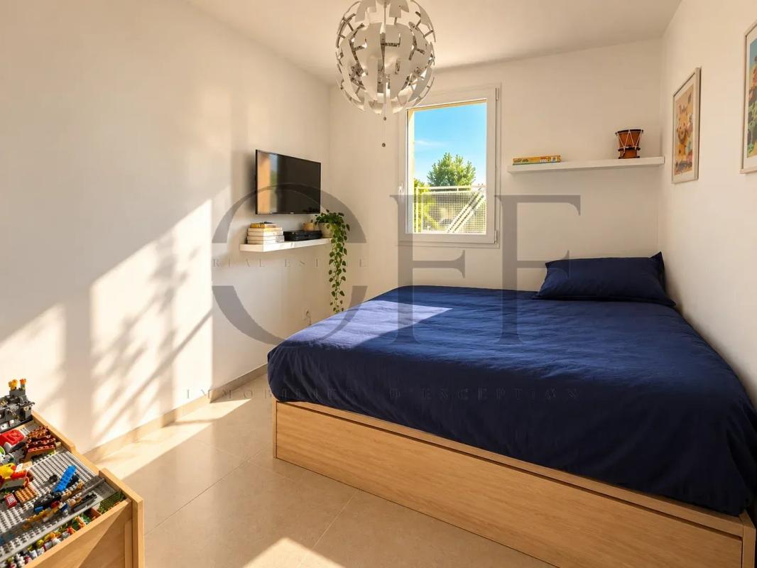 Chambre de maison à Le Rove Chambre lumineuse avec lit double et décoration moderne.