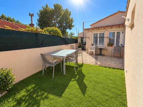 Terrasse ensoleillée avec table et chaises, maison de charme à Le Rove, Calanque de Niolon.