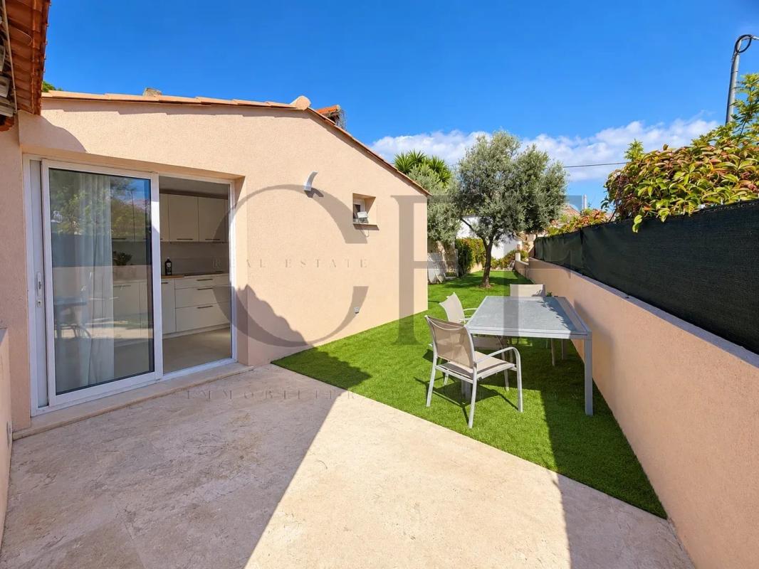 Maison de charme à Le Rove Maison de charme avec terrasse et jardin, située à Le Rove, près de la calanque de Niolon.