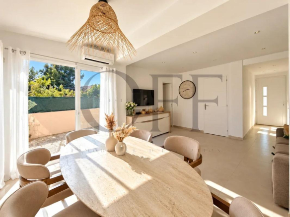 Intérieur d'une maison de charme avec une table ronde et un coin salon lumineux.