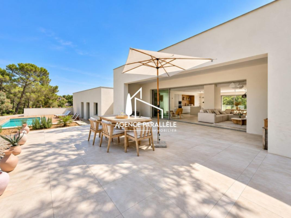 Villa contemporaine avec piscine et terrasses à Nîmes, secteur Terres de Rouvière.
