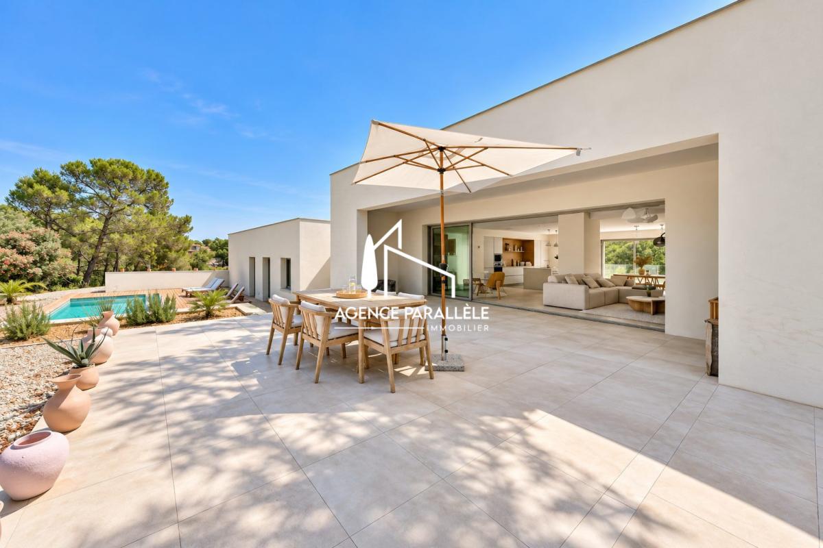 Villa contemporaine à Nîmes Villa contemporaine avec piscine et terrasses à Nîmes, secteur Terres de Rouvière.