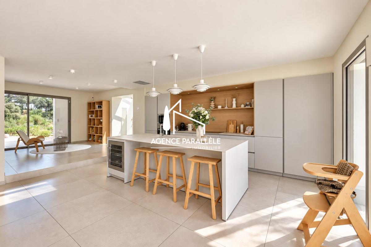 Intérieur d’une villa contemporaine à Nîmes Intérieur d'une villa contemporaine à Nîmes avec cuisine ouverte et espace lumineux.