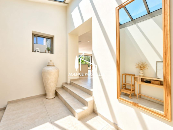 Intérieur d'une villa contemporaine à Nîmes avec un hall lumineux et des escaliers