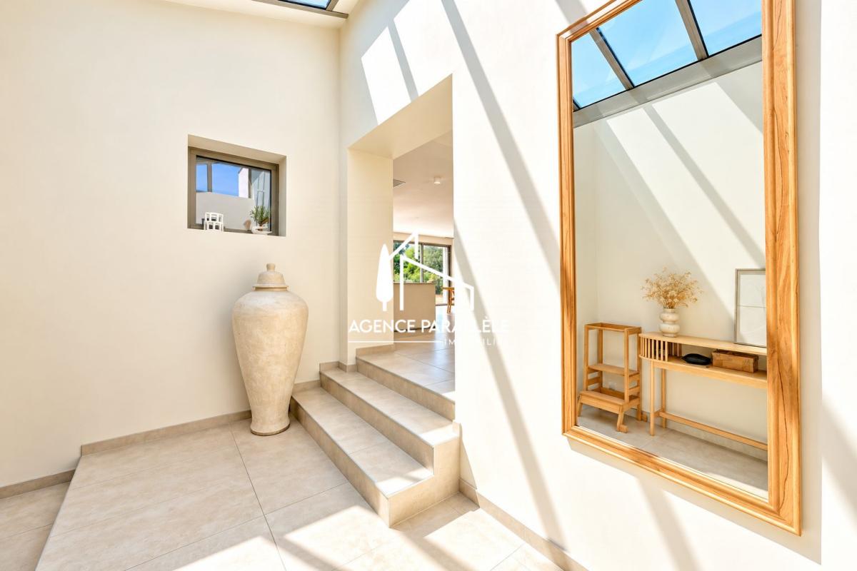 Intérieur d’une villa à Nîmes Intérieur d'une villa contemporaine à Nîmes avec un hall lumineux et des escaliers