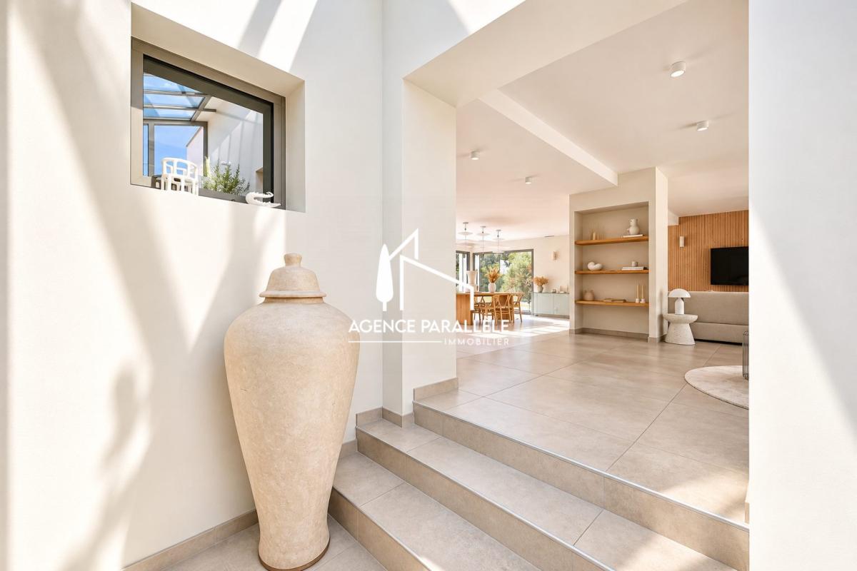 Intérieur d’une villa contemporaine à Nîmes Intérieur d'une villa contemporaine à Nîmes avec un grand vase et un espace lumineux.