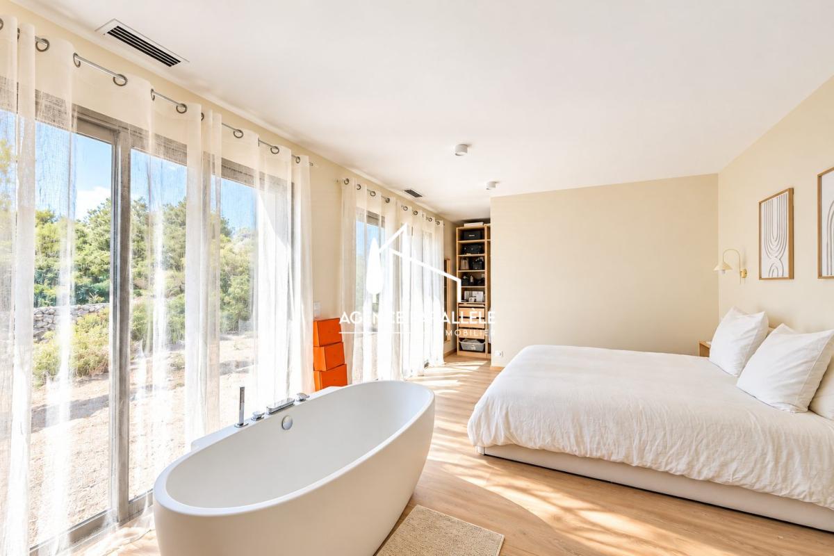 Chambre contemporaine à Nîmes Chambre moderne avec baignoire et grandes fenêtres donnant sur un jardin à Nîmes.