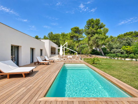 Villa contemporaine avec piscine et terrasses à Nîmes, secteur Terres de Rouvière.