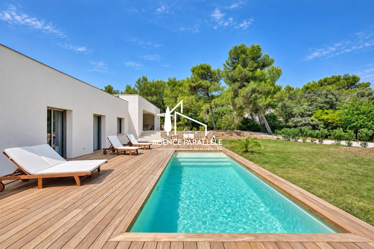 Villa contemporaine à Nîmes Villa contemporaine avec piscine et terrasses à Nîmes, secteur Terres de Rouvière.