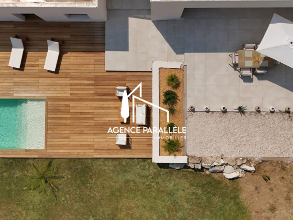 Vue aérienne d'une villa contemporaine avec piscine et terrasses à Nîmes.