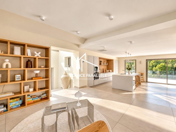Intérieur d'une villa contemporaine à Nîmes avec salon et cuisine ouverte.