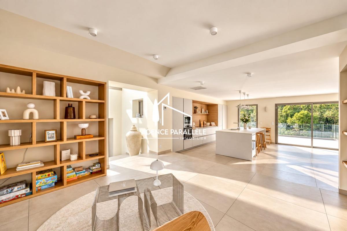 Intérieur d’une villa contemporaine à Nîmes Intérieur d'une villa contemporaine à Nîmes avec salon et cuisine ouverte.