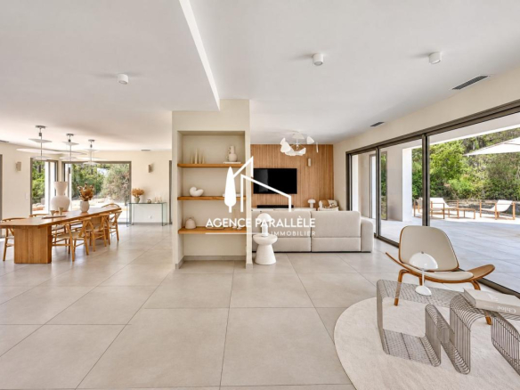 Intérieur d'une villa contemporaine à Nîmes avec salon spacieux et accès à la terrasse.