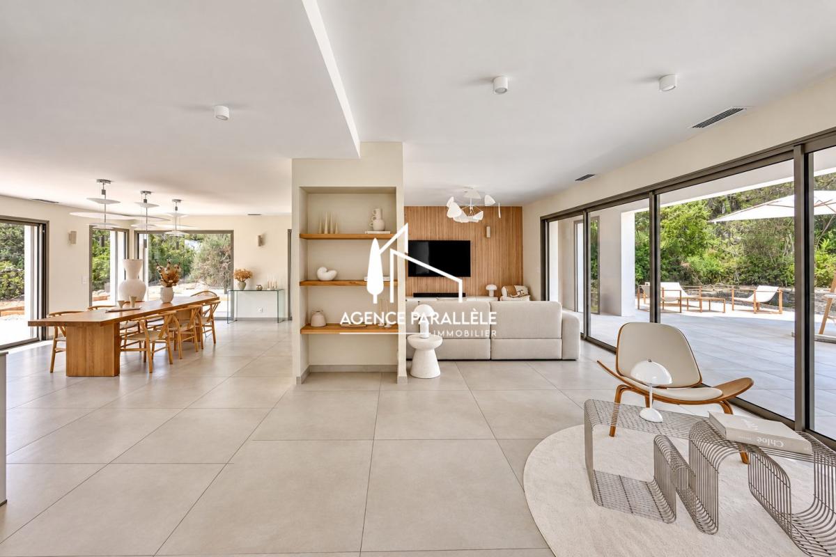 Intérieur d’une villa contemporaine à Nîmes Intérieur d'une villa contemporaine à Nîmes avec salon spacieux et accès à la terrasse.