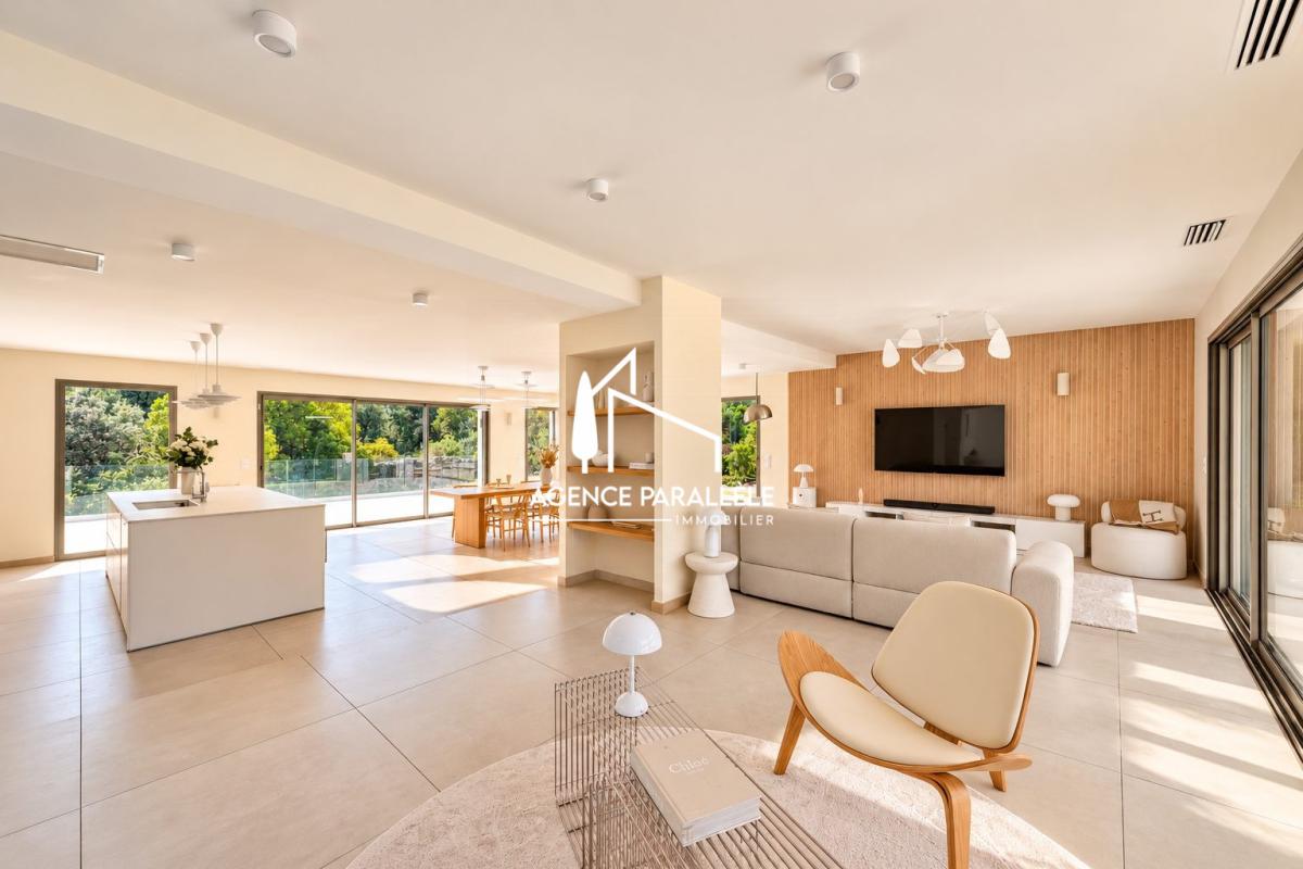 Intérieur d’une villa contemporaine à Nîmes Intérieur d'une villa contemporaine à Nîmes avec salon lumineux et cuisine ouverte.