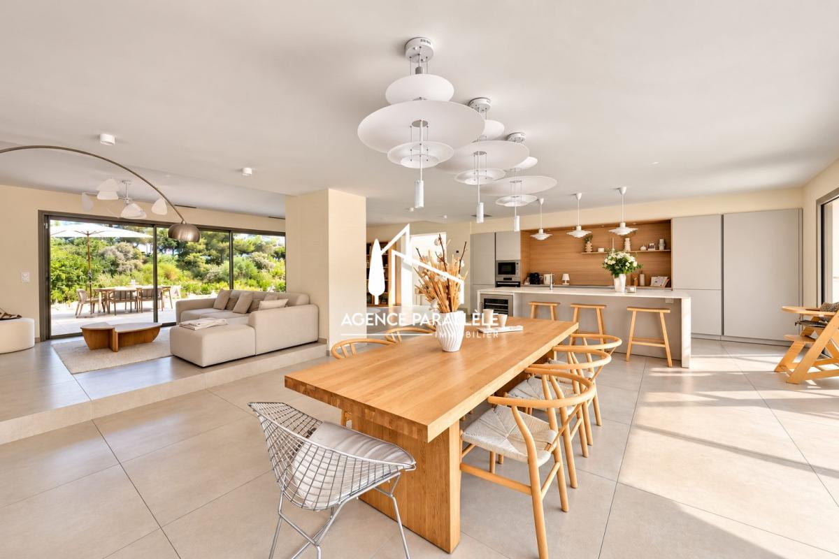 Intérieur d’une villa contemporaine à Nîmes Intérieur d'une villa contemporaine à Nîmes avec cuisine ouverte et salle à manger lumineuse.