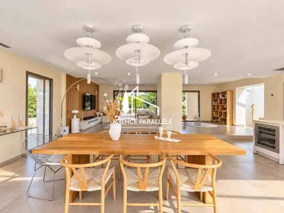 Intérieur d'une villa contemporaine à Nîmes avec salle à manger et cuisine ouverte.