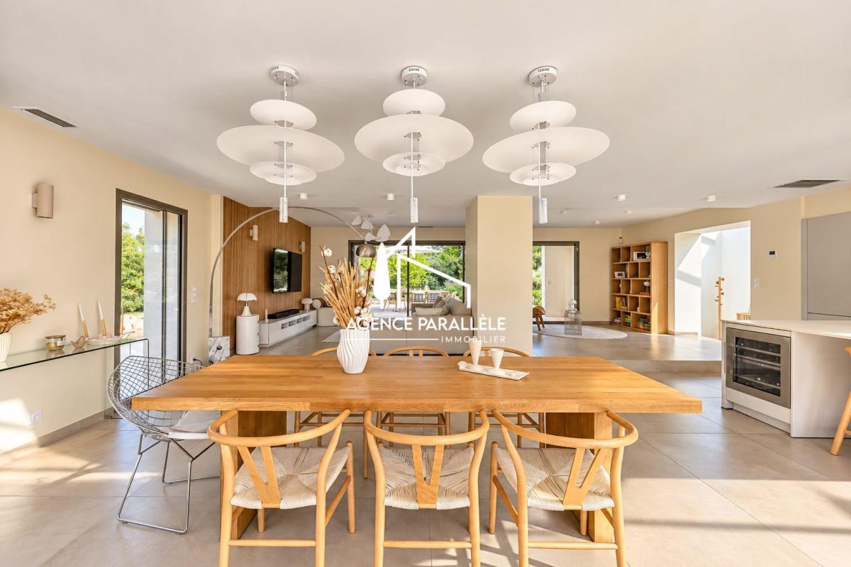 Intérieur d’une villa contemporaine à Nîmes Intérieur d'une villa contemporaine à Nîmes avec salle à manger et cuisine ouverte.