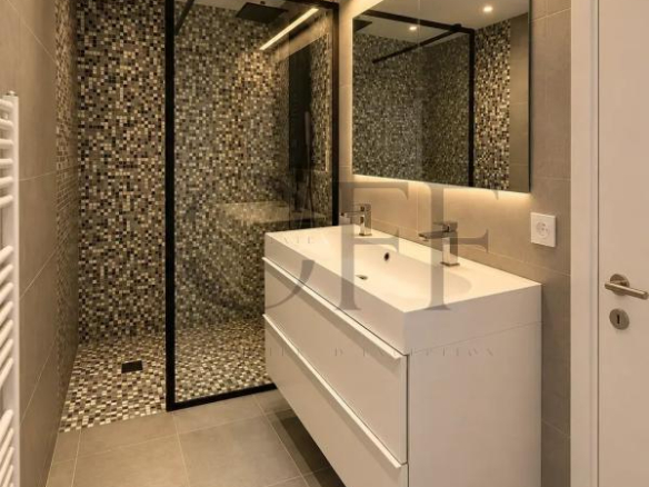 Salle de bain moderne avec douche à l'italienne et meuble vasque dans une maison de ville à Marseille.