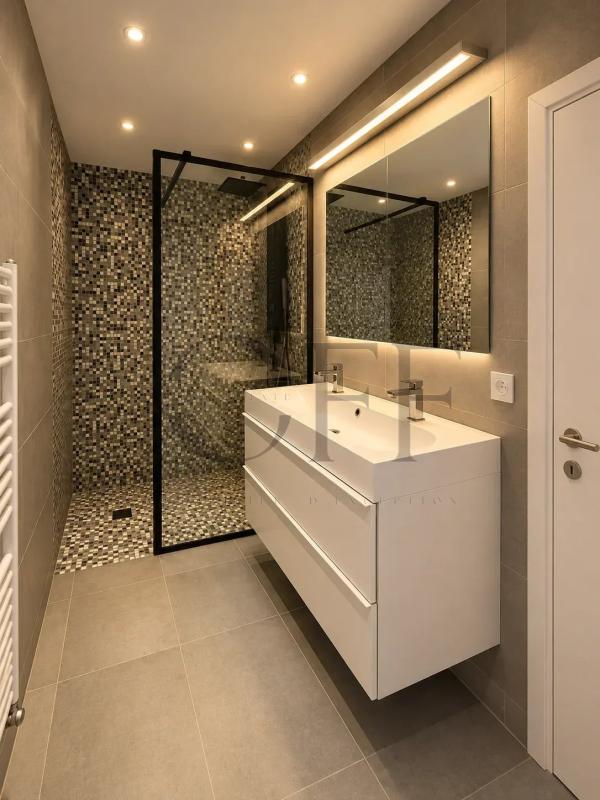 Salle de bain rénovée à Marseille Salle de bain moderne avec douche à l'italienne et meuble vasque dans une maison de ville à Marseille.